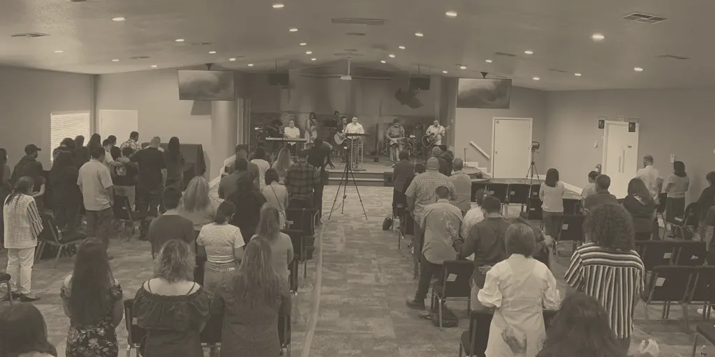 Congregación de Calvary Chapel El Alfarero adorando durante el servicio