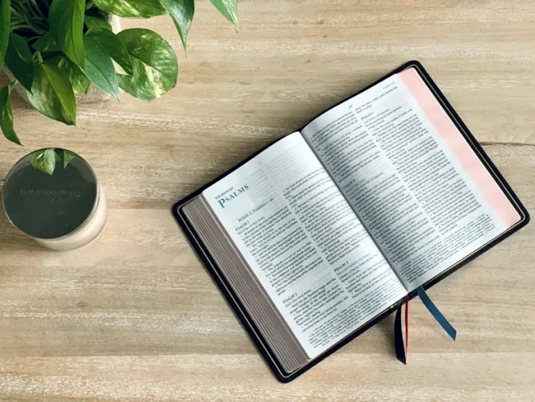 Biblia abierta sobre una mesa de madera