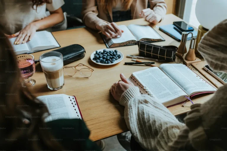 Biblias abiertas durante un estudio bíblico